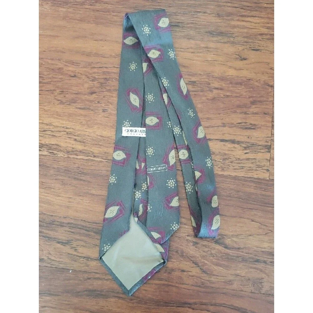 Giorgio Armani Mens Gray Silk Tie with Purple and Cream Motif Vintage Designer